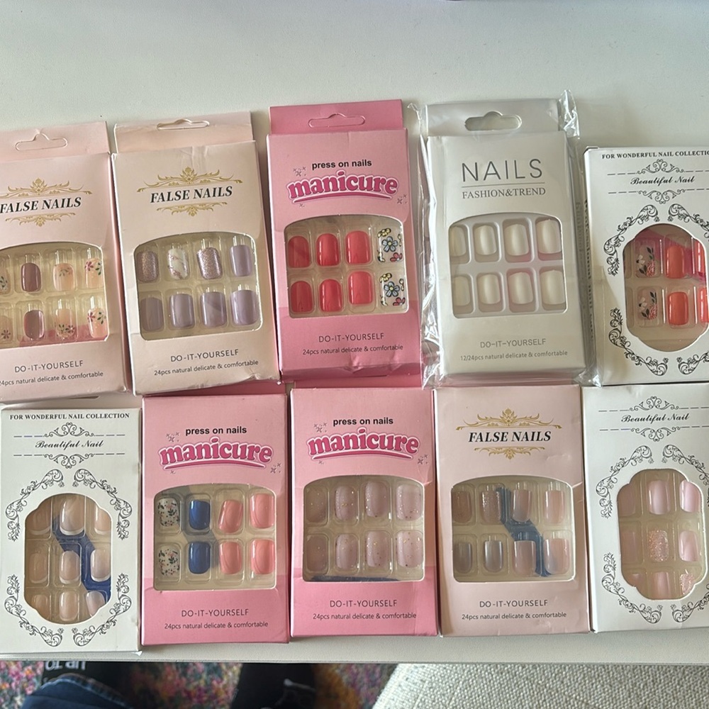 Lot of 10 press on nail sets